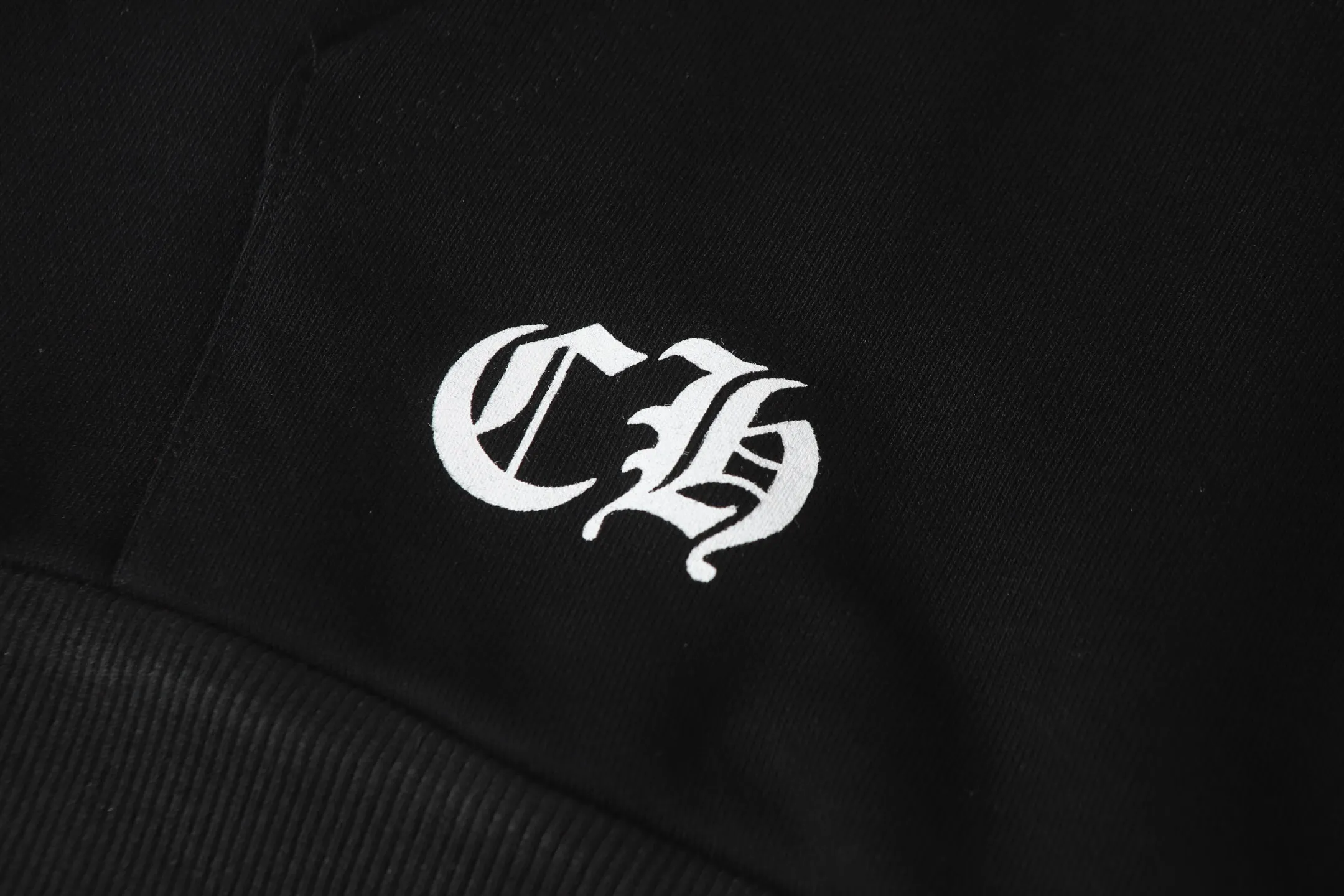 P230 Cross-border model, please do not place an order if you are pursuing quality - Chrome Hearts/Chrome Hearts basic horseshoe Sanskrit printed hooded sweatshirt - High weight, high density and high quality. The wool is soft, delicate and skin-friendly. Soft and silky to the touch. Excellent warmth and skin-friendly properties. - Custom-woven and custom-dyed, no color difference. No matter the fabric or workmanship details, it beats the ordinary version on the market. - Hardware zipper accessories are all customized, full of details - Color: black white - Size: S M L XL